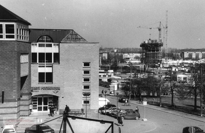 Ülikooli ja Vanemuise t nurk. Ees  postkontor. Taga ärikeskuse (nn Tasku) ehitus. Tartu, 1998. Foto Aldo Luud.