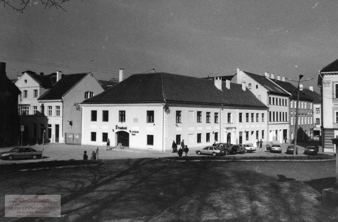 Ülikooli t ja Lossi t nurk. Esiplaanil hoone Raekoja plats 2. Tartu, 1998. Foto Aldo Luud.