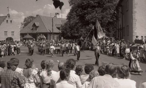 Fotonegatiiv. Meeskooride laulupäev Saaremaal. 1988. Avinurme meeskoor rongkäigus.