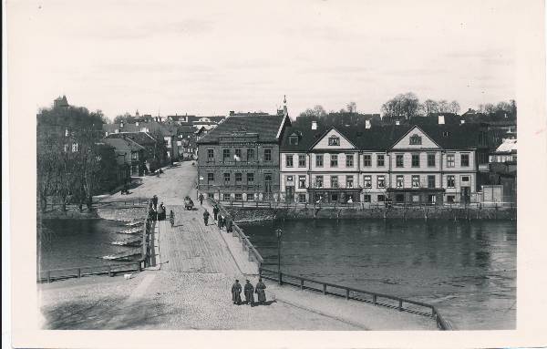 Puusild. Kalda t ja Vene t (otsetänav) nurk, paremal Bandelieri mööblivabrik. Tartu, 1900-1910.