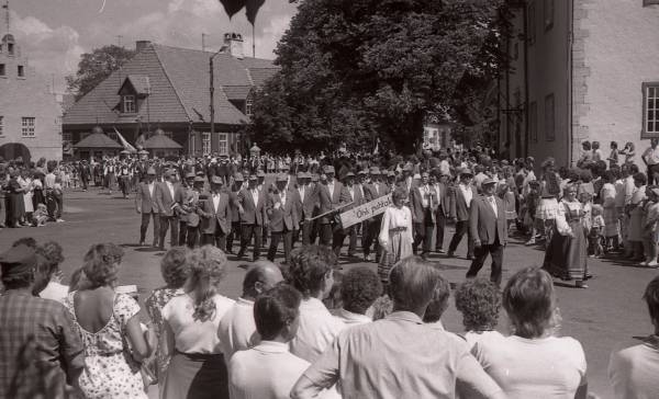 Fotonegatiiv. Meeskooride laulupäev Saaremaal. 1988. Avinurme meeskoor rongkäigus.