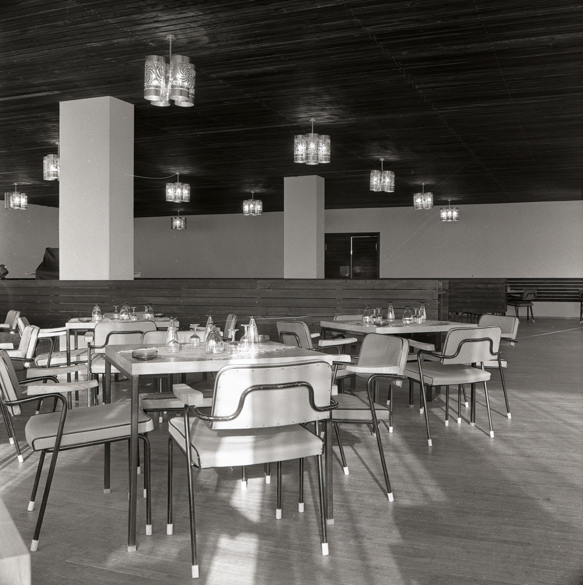 Kaubanduskeskus-restoran Paides, restoranisaal. Arhitekt Koidu Lassmann