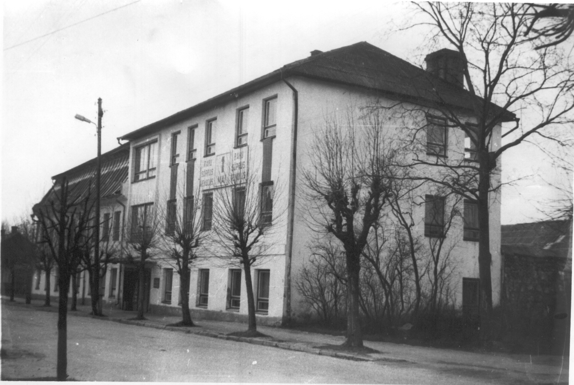 Foto. Võru Tööstustehnikumi õppehoone Koidula tänaval  1.mail 1984.a. (endine Võru vangla).