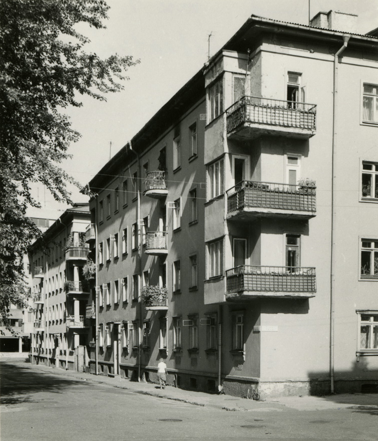 Korterelamu Tallinnas, hoone vaade Vase ja Tina nurgalt. Arhitekt Boris Tšernov