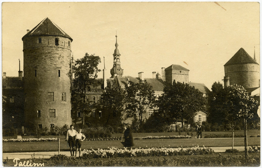 Tornide väljak Tallinnas, vaade Loewenschede, Nunnadetaguse ja Kuldjala tornidele