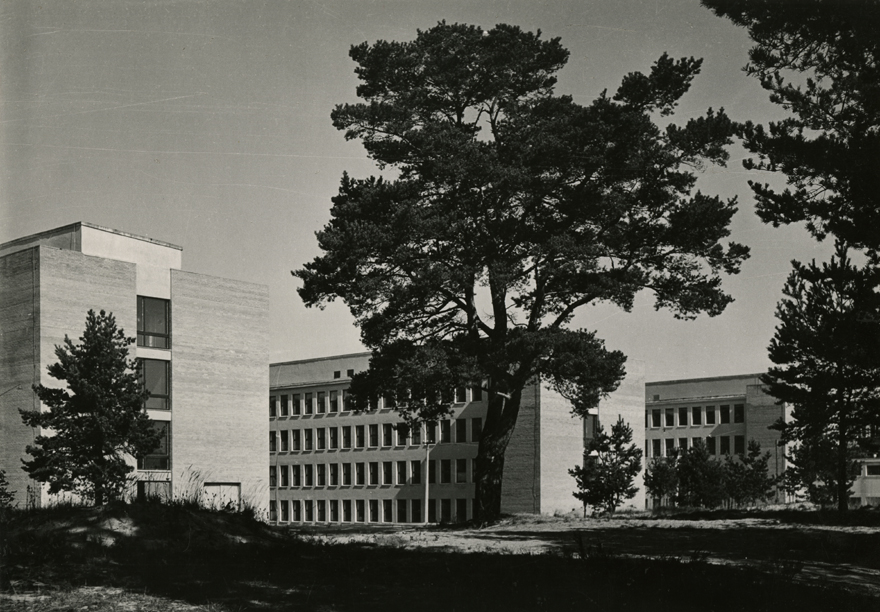 Tallinna Tehnikaülikooli peahoone, vaade õppekorpustele. Arhitektid Uno Tölpus, Henno Sepmann, Olga Kontšajeva