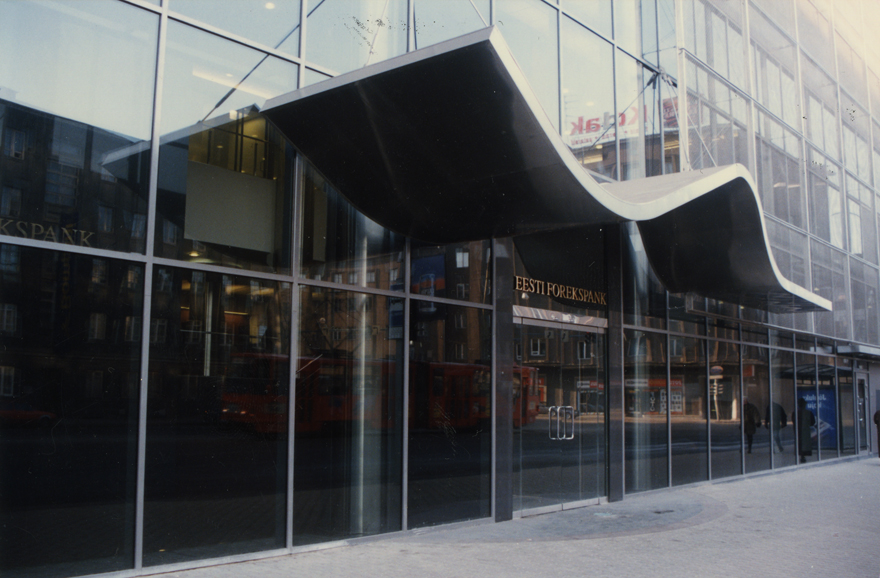 Eesti Forekspank Tallinnas, sissepääsu vaade. Arhitektid Jüri Okas, Marika Lõoke, sisearhitekt Tõnu Veimer