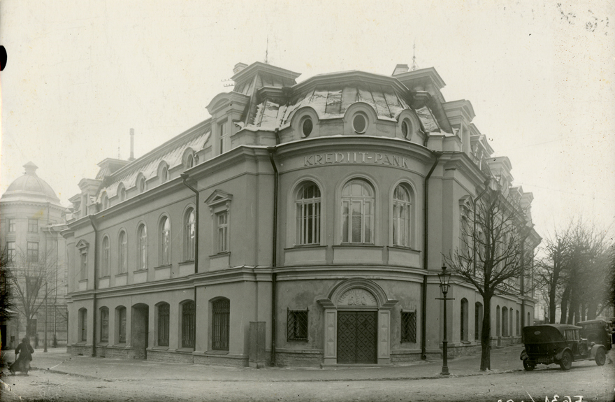 Põhja-Eesti Pank, end haldushoone ja Tallinna Saksa klubi, vaade peasissepääsu poolt Suur-Karja tänavalt. Arhitekt Rudolf von Engelhardt