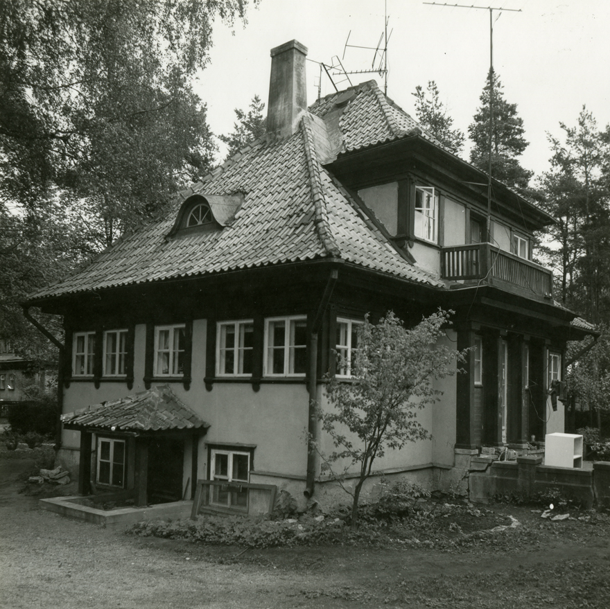 Eramu Tallinnas Nõmmel Seene 8, vaade hoonele tagant küljelt. Arhitekt Robert Natus