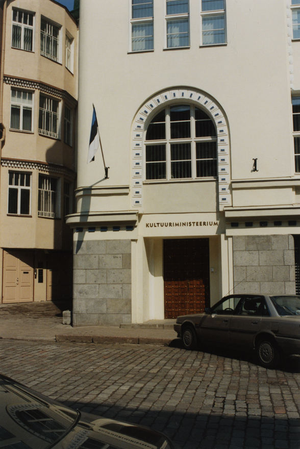 Tallinna Vastastikuse Krediidiühisuse büroohoone, vaade külgmisele sissepääsule. Arhitekt Eliel Saarinen