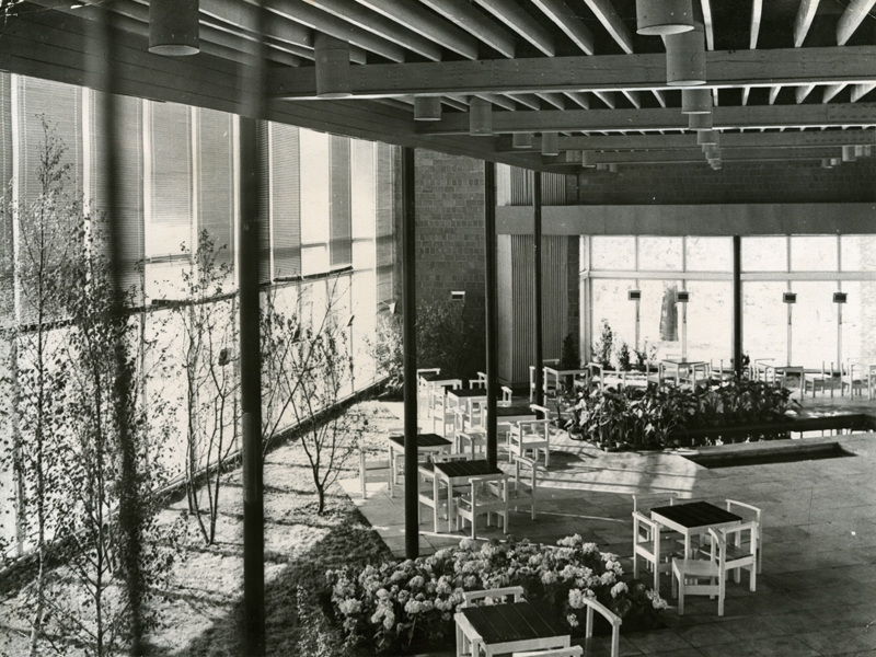 Lillepaviljon Tallinnas, sisevaade. Arhitekt Valve Pormeister, sisearhitektid Vello Asi, Väino Tamm