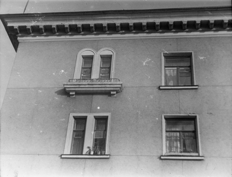 Stalinistlik korterelamu Tallinnas, detailvaade aknaavadest