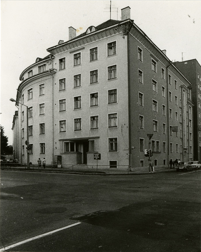 Postitöötajate elamu Tallinnas, vaade hoonele Gonsiori tn ja Viiralti nurgalt, üle tee. Arhitekt Herbert Johanson