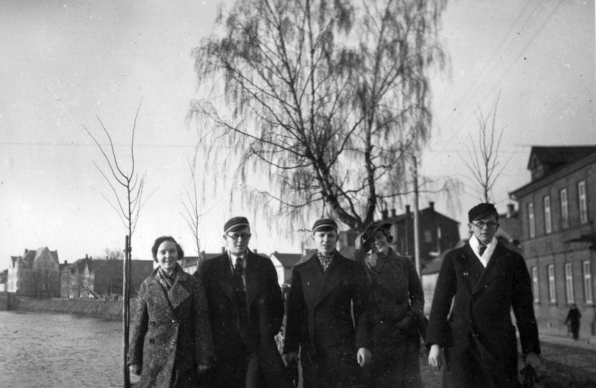 ENKSTG girls and HTG boys on the shore of Emajõe 1936