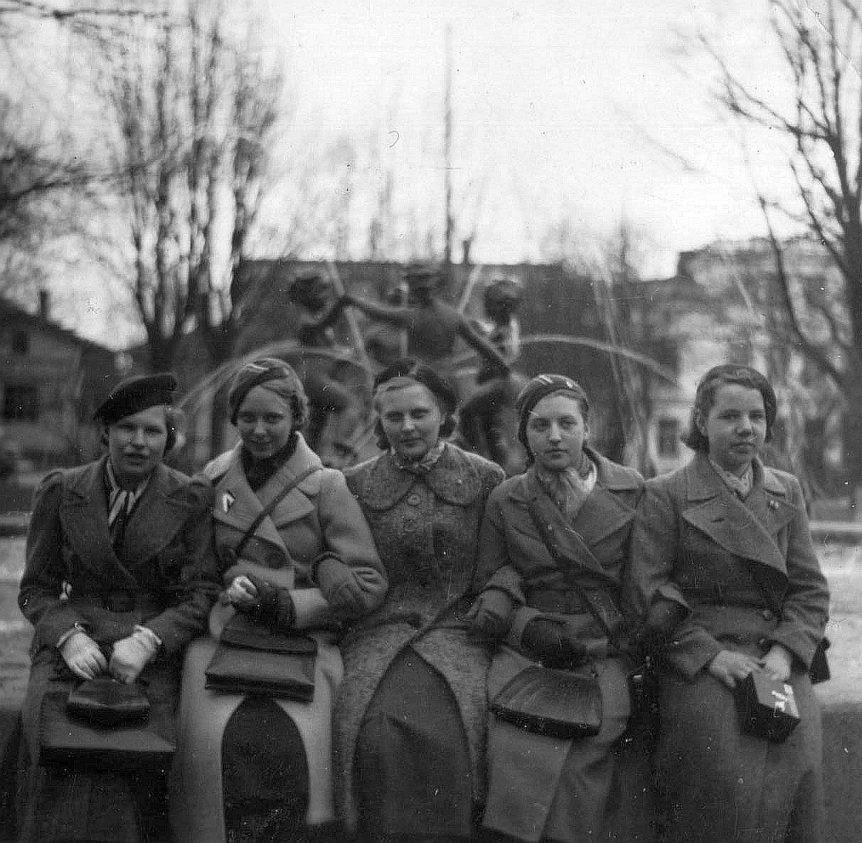 ENKSTG students at Vaksali Park in Tartu in 1936