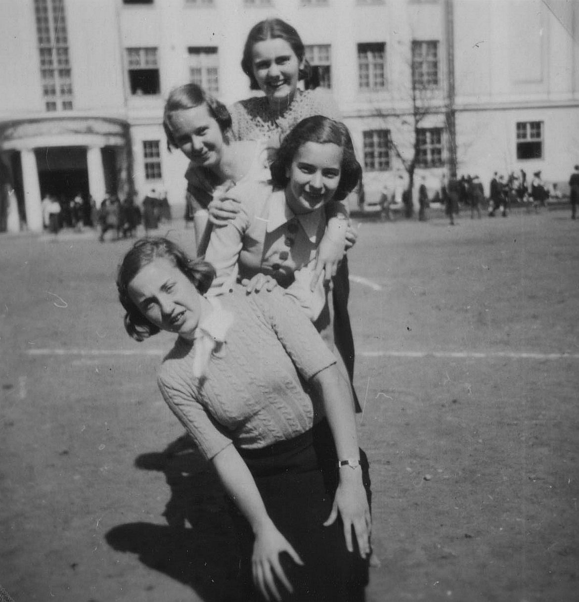 ENKSTG students in front of school in 1936