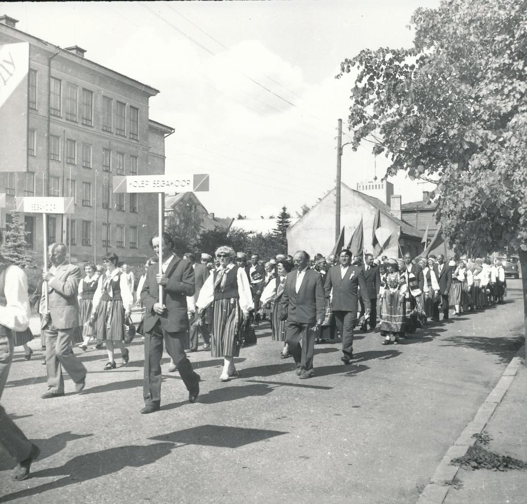 Foto ja negatiiv. Võru rajooni rahvakunstipidu "On kallis mulle kodupaik" ja laulupäev  14.-15.  juunil 1980.a. Kubija lauluväljakul, rongkäigus Kolepi segakoor.