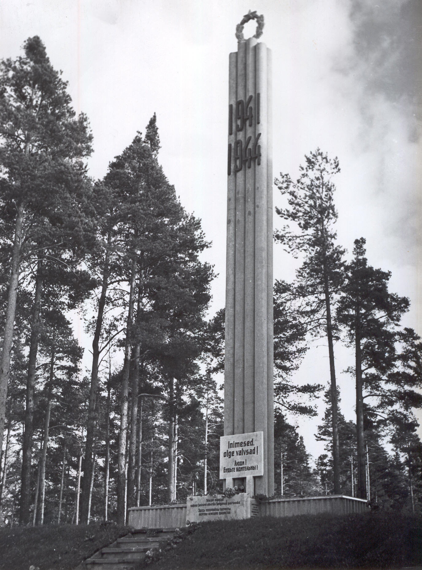 Foto. Kubija mändide all asuv faðismiohvrite mälestusmärk, mille ümbrusse 1944.a. detsembris maeti ümber Võru metsades mõrvatud