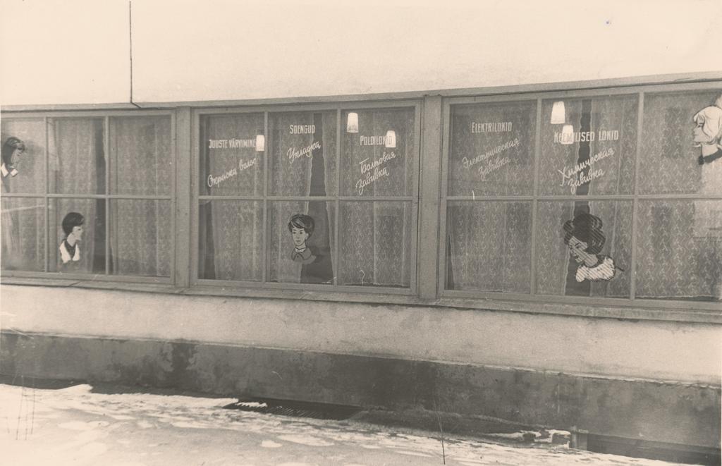 Foto. Võru Teeninduskombinaat "Tamula"  Võru naiste juuksuri- töökoja välisvaade Lembitu tn. 2 ,1965.a.