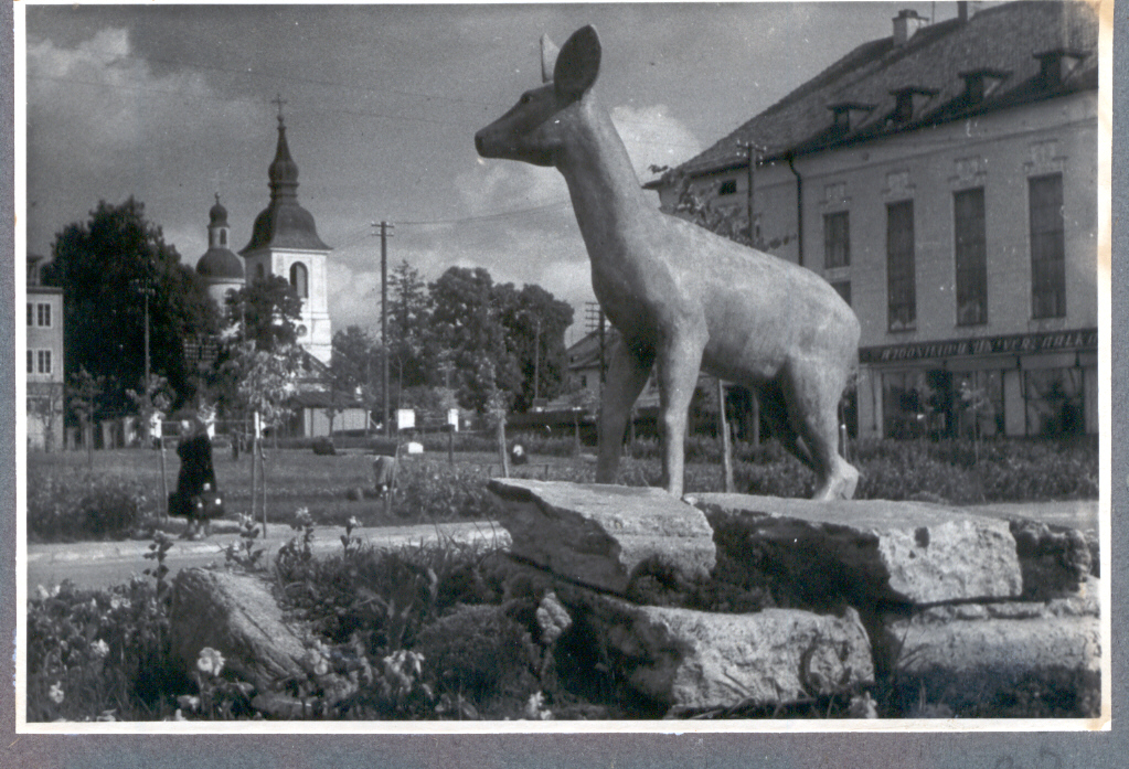 Foto Linna südames asub Komsomoli väljak,Metskitse kuju   Jüri tänaval 1950.aastatel.Foto Hillar Uusi.