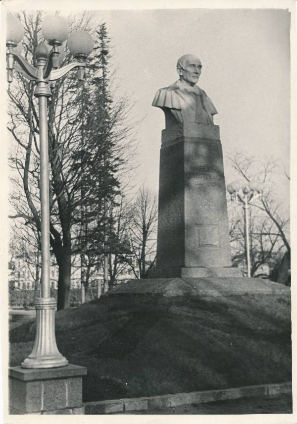 Fr. R. Kreutzwaldi mälestussammas Emajõe-äärses pargis. Tartu, 1960-1970.