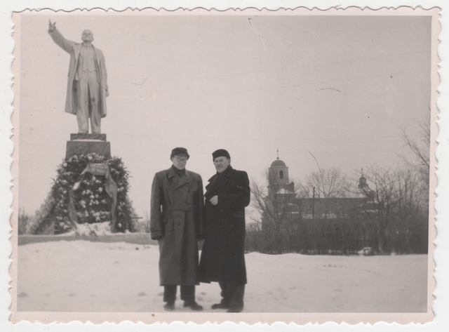 Tallinna VTÜ liikmed Karl Lepist ja Arnold Kiin V.I.Lenini monumendi juures
