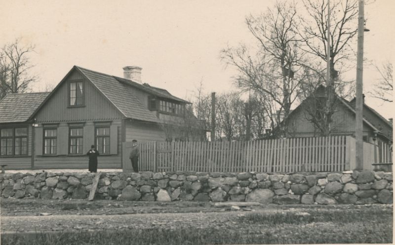 Foto. Maja Õhtu kaldal. 1931. Albumis HM 8466:1. Kuulunud kapten Harald Dampffile.