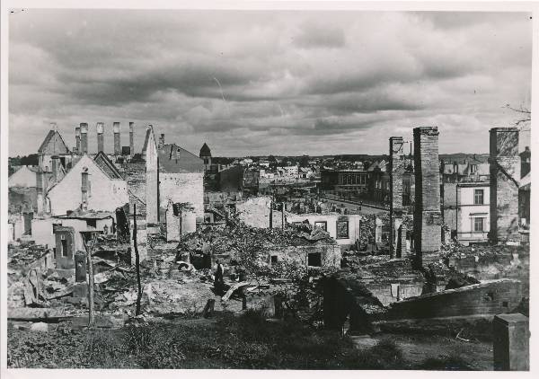II maailmasõda. Vaade Kitsalt tänavalt Uueturu t suunas. Taga paremal turuhoone, taga vasakul pritsimaja torn. Tartu, sügis 1941. Foto: E. Selleke.