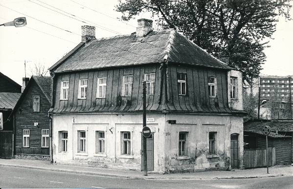 Foto. Fortuuna t 10 (Fortuuna ja Põik t nurgal).
Tartu, 1990. Foto: Harri Duglas.