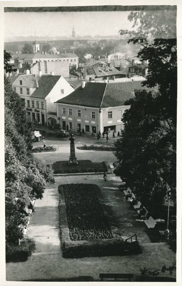 Foto.  Vaade Toomemäe nõlvalt Pirogovi platsile ning Lossi ja  Ülikooli t nurgale. Tartu, september 1982.