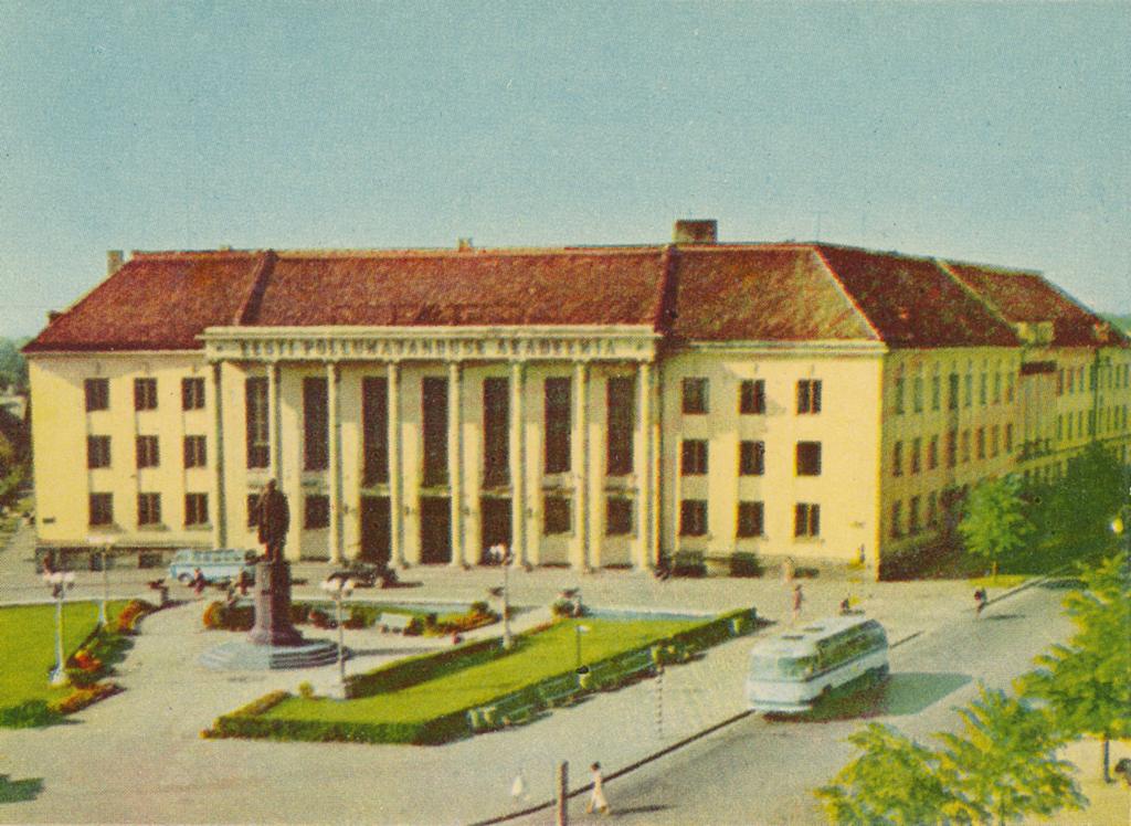 Piltpostkaart. EPA peahoone Riia mäel. Tartu, 1965.