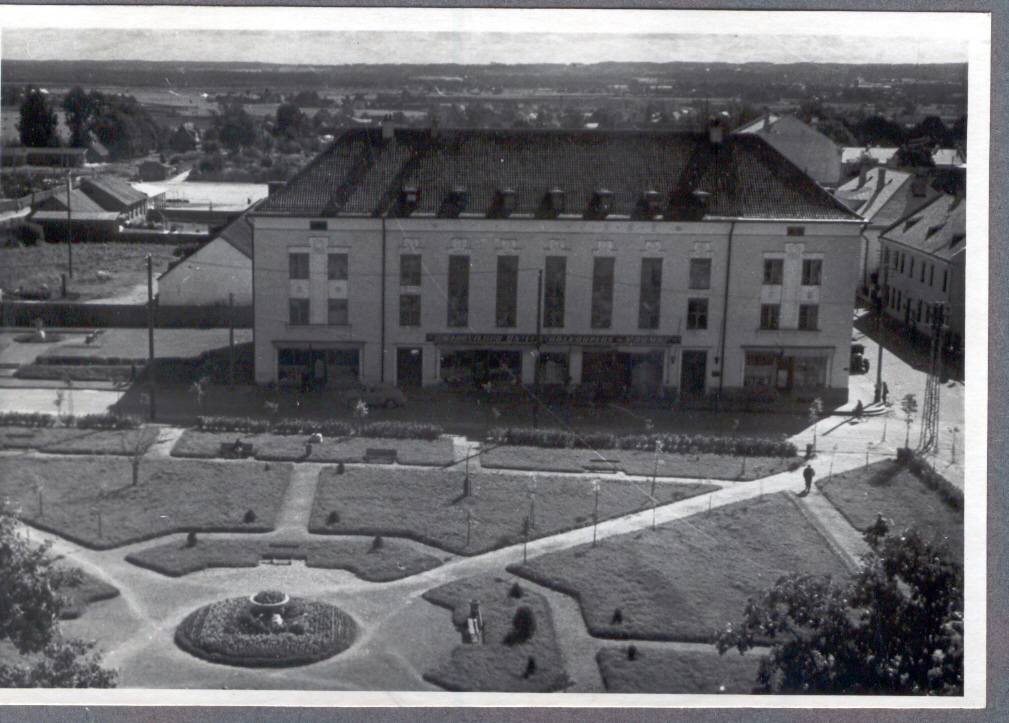 Foto Komsomoli väljak endise pangahoonega 1950.tel aastatel.Foto Hillar Uusi