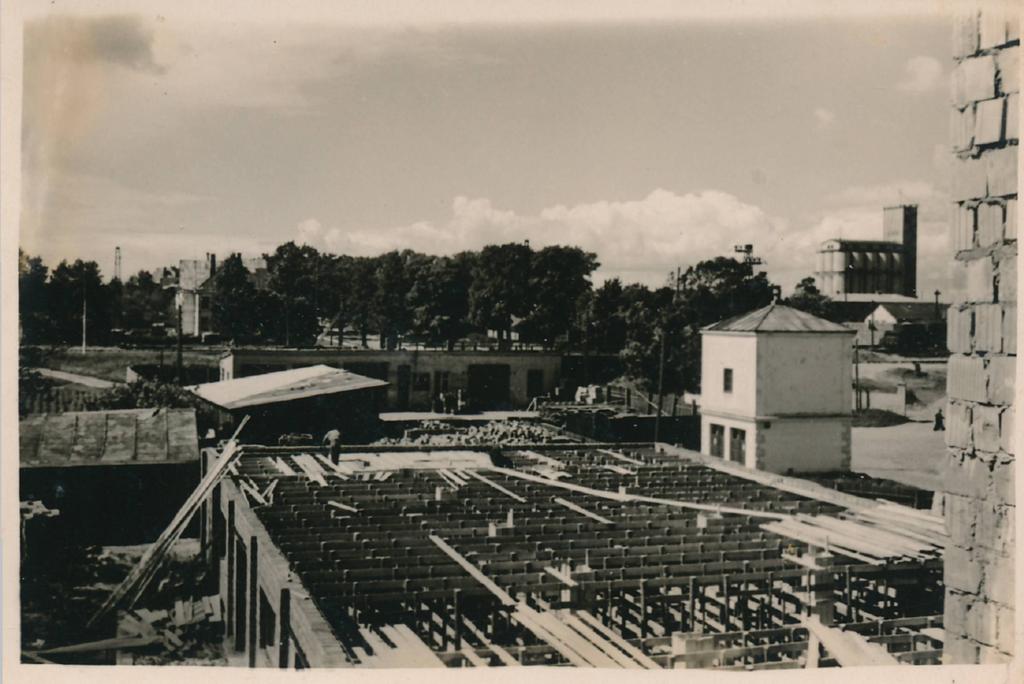Fotopositiiv. Kaubabaasi ehitamine Riia ja Kastani tn nurgale (Riia tn 24). Tartu, 1955-1956a.