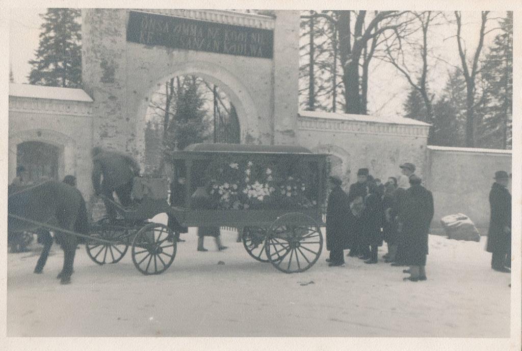 Tartu linnavaade. Matusetalitus Raadi kalmistul. 1940ndatel.
