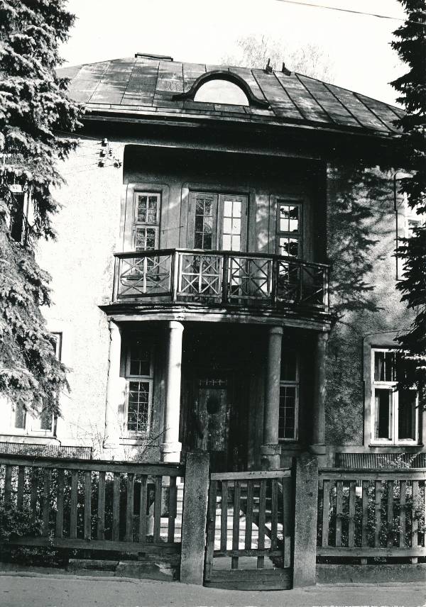 Tammelinn: Elva t 15 fassaad. Tartu, 1989. Foto Harri Duglas.