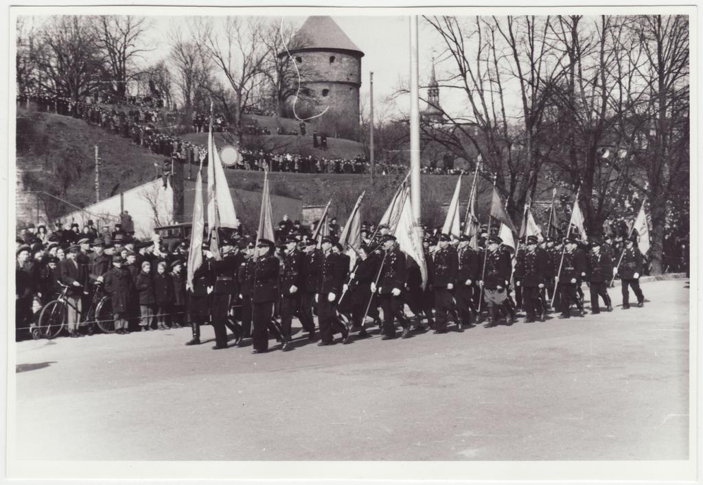 Tuletõrjeparaad ja võistlused, Tallinna VTÜ lippurite kolonn marssimas