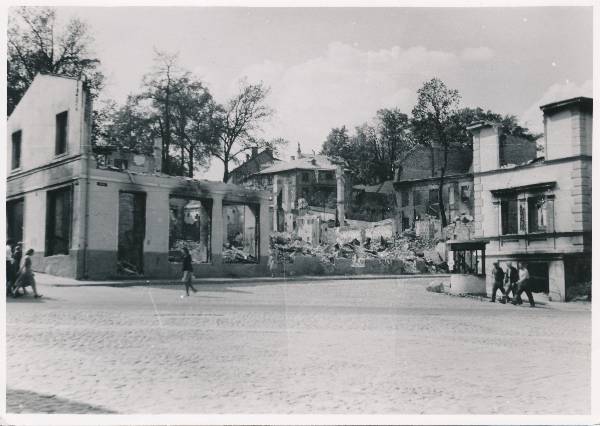 Sõjapurustused: Aia, Ülikooli, Võidu (varem Promenaadi)  ja Uueturu t nurk.  Taga Kitsas tänav.  Tartu, sügis 1941. Foto: K. Hintzer

(Ees vasakul Jürgensi kaubamaja (portselaniäri) varemed.)