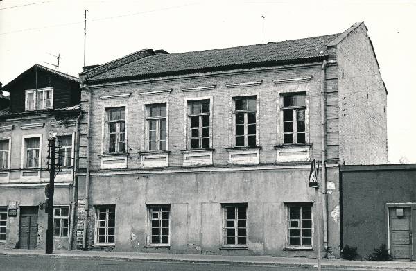 Foto. Fortuuna 1 (linnapoolne hoone Passaaži kõrval) 
Tartu, 1990. Foto: Harri Duglas.