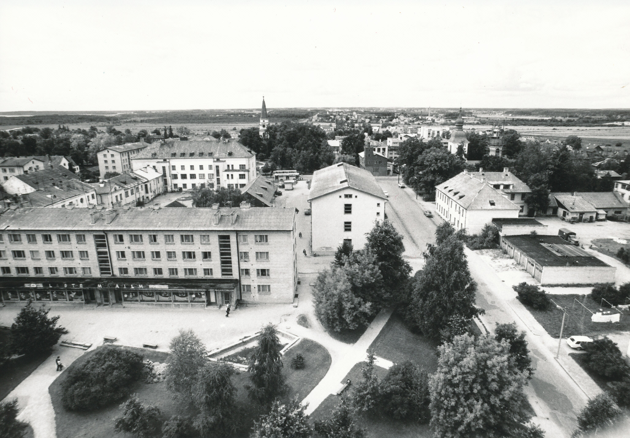 Foto. Võru. Võidu väljaku park, kauplus-elamu, TK Tamula hoone, kooperatiivi kontorihoone augustis 1982.a.