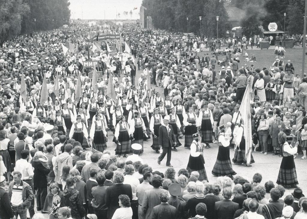 Foto. Võru naiskoor Kannel jõudmas lauluväljakule Tallinnas 1985.a.