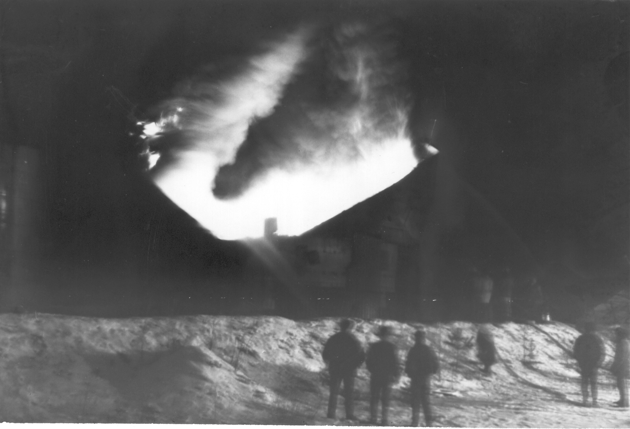 Foto. 8.jaanuaril 1990.a. Tulekahju Võru naftabaasis, põleb kütusemahuti.