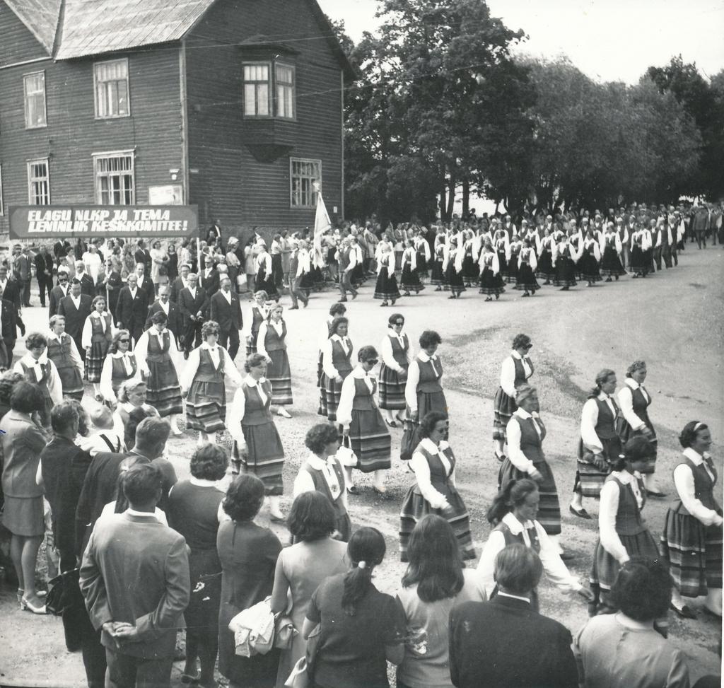 Foto ja negatiiv. Lõuna-Eesti segakooride laulupäev 19.-20. juunil 1971.a. Intsikurmus, rongkäik Põlva linnas.