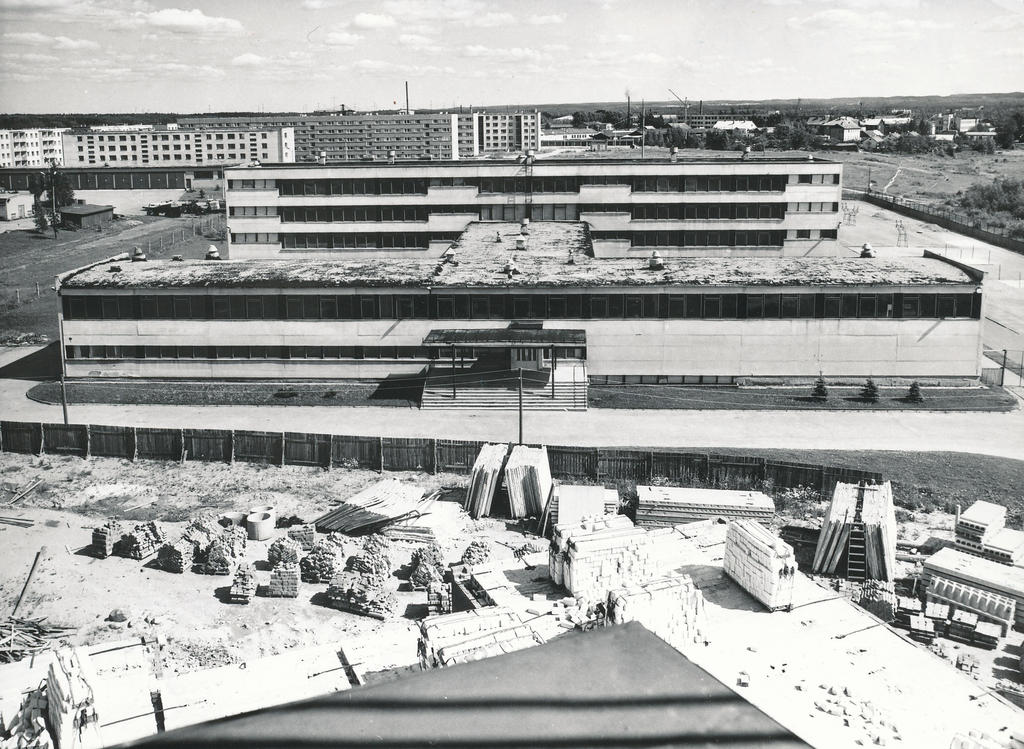 Foto. Võru. Nöörimaa elamurajoon augustis 1982.a. Kooli tee 5 hoone ehitus, Võru I Keskkooli ja Vilja 16,18 ja 20 hooned