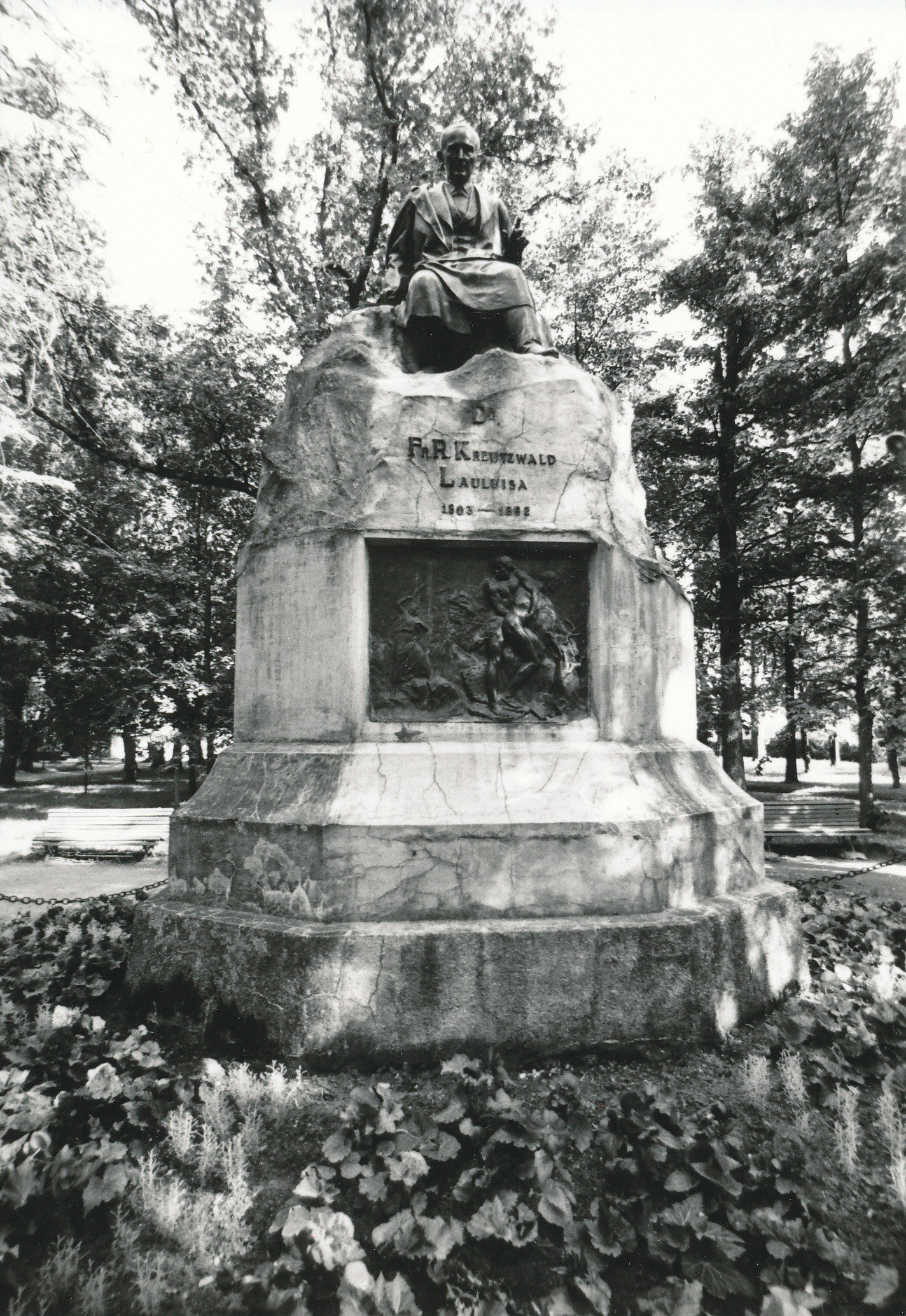 Foto. Võru. Dr. Fr. R. Kreutzwaldi mälestussammas pargis augustis 1982.a.