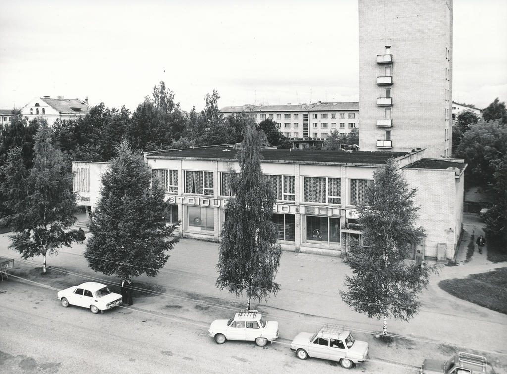 Foto. Võru.Restoran Võru ja Toidukabad Edu  Pioneeride (Vabaduse) tänaval augustis 1982.a.