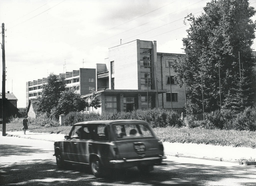 Foto. Võru. Võru II Keskkooli ühiselamu Pioneeride tn. 14 ja elamu-kauplushoone Kreutzwaldi 30 , augustis 1982.a.