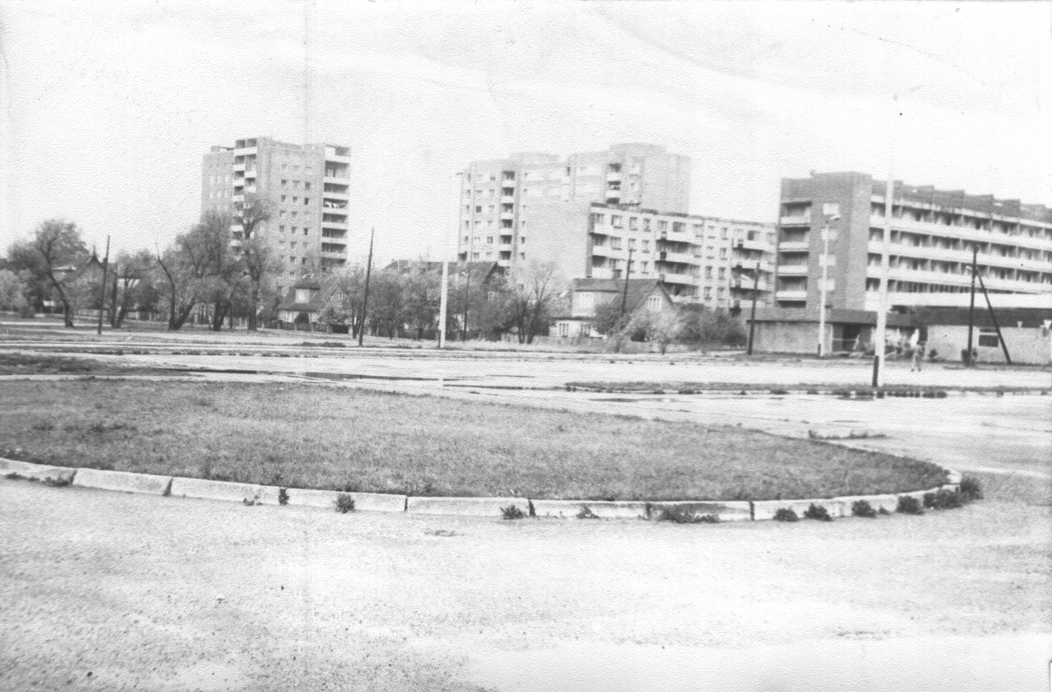 Foto Pilvelõhkujate linnaosa .Vaade Rannatrelt lõunasse Vee tänava suunas 1983.a. kevadel.