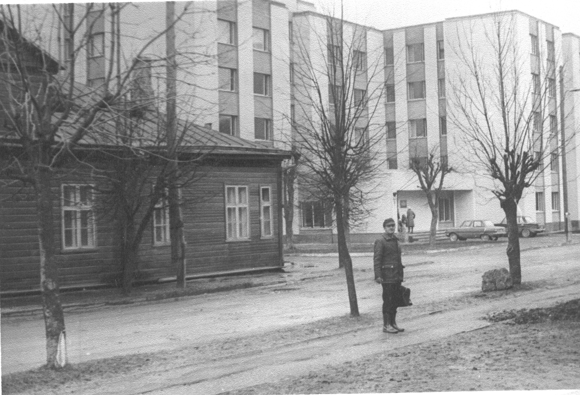 Foto Mööblivabriku uus ühiselamu Koidula t. 6  varakevadel 1983.a.