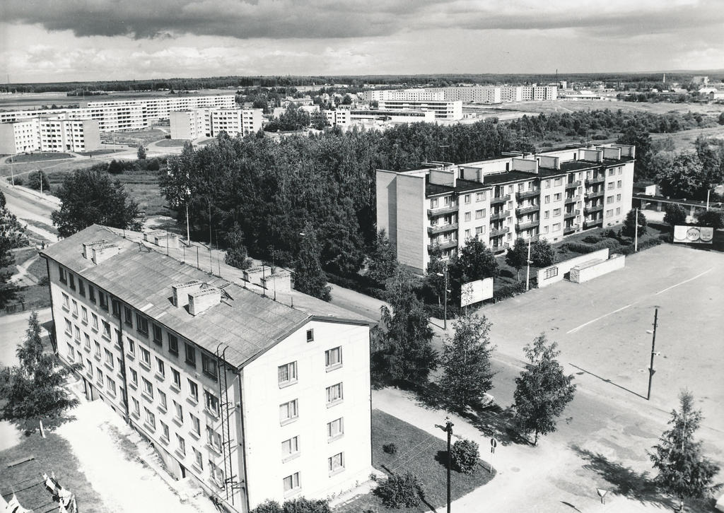 Foto. Võru. Elamud Punaste Küttide väljakul  ääres 1982.a. augustis.