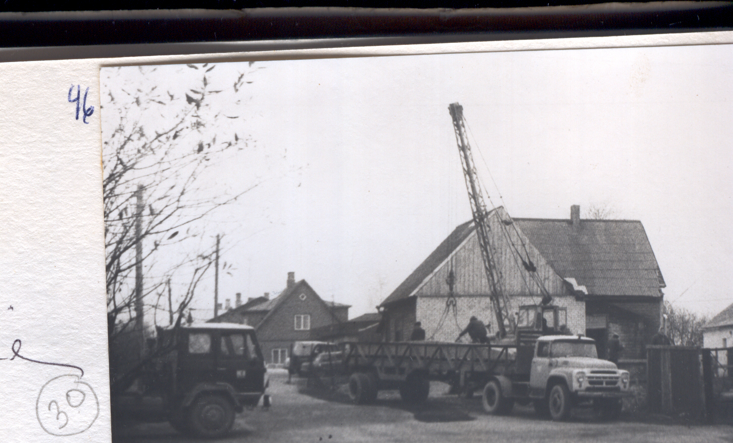 Foto Leegeni t. 2 (Karja) maja juures Võru lihakombinaadile veetrassi remontimine 1983.a. sügisel.